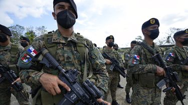 La policía fronteriza se cuadra durante el lanzamiento ceremonial de una operación contra narcotraficantes y contrabandistas de migrantes en Metetí, en la región del Darién en Panamá, cerca de la frontera con Colombia, el viernes 11 de febrero de 2022.&nbsp;