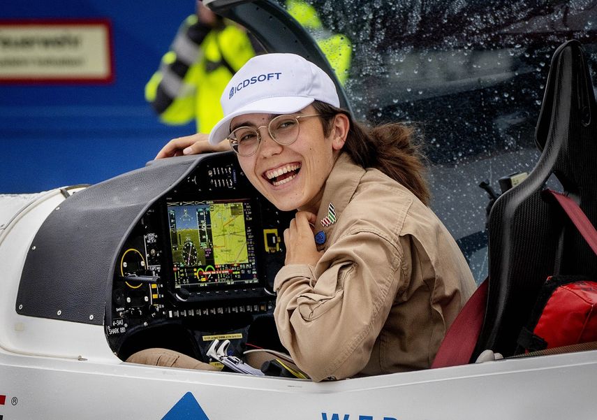 La piloto británicoblega Zara Rutherford sonríe tras aterrizar con su avión ultraligero Shark en el aeropuerto de Egelsbach en Fráncfort, Alemania, el miércoles 19 de enero de 2022. Rutherford batió el jueves el récord mundial como la mujer más joven en dar la vuelta al mundo en un vuelo en solitario, al aterrizar su avioneta en el oeste de Bélgica 155 días después de despegar.&nbsp;