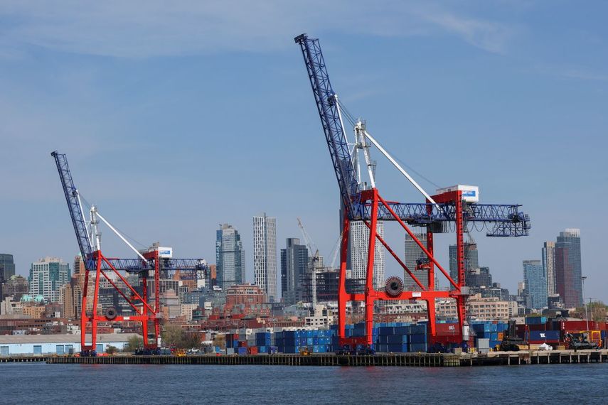 Grúas y contenedores se ven en la Terminal de Contenedores de Red Hook en la ciudad de Nueva York el 14 de abril de 2026.