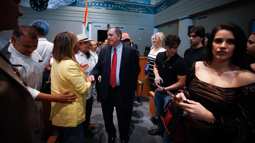 Joe Carollo acompañado de partidarios en la Comisión de Miami. Joe Carollo acompañado de partidarios en la Comisión de Miami.