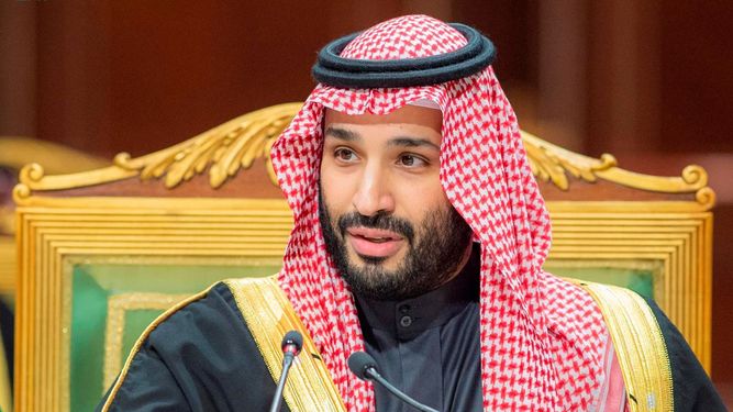 En esta imagen difundida por el palacio real saudí, el príncipe heredero saudí Mohammed bin Salman, durante la Cumbre de Consejo de Cooperación del Golfo.
