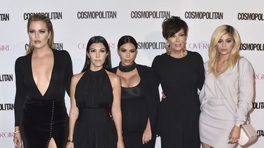De izquierda a derecha, Khloe Kardashian, Kourtney Kardashian, Kim Kardashian, Kris Jenner y Kylie Jenner llegan a la celebración de los 50 años de la revista Cosmopolitan el 12 de octubre de 2015 en West Hollywood, California.