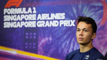 El piloto tailandés Alexander Albon, de Williams, atiende una conferencia de prensa en el circuito callejero de Marina Bay antes del GP de Singapur de la Fórmula Uno, el jueves 29 de septiembre de 2022.&nbsp;
