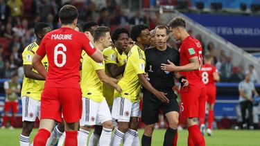 Geiger amonestó a seis jugadores colombianos por apenas dos ingleses.