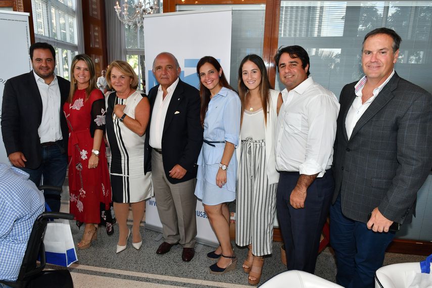 De izq. a der., Mashud, Fabiana, Eleonora, Nelson y María Alejandra Mezerhane, junto a Irene Mendoza , Nelson Mezerhane y Enrique Urdaneta.
