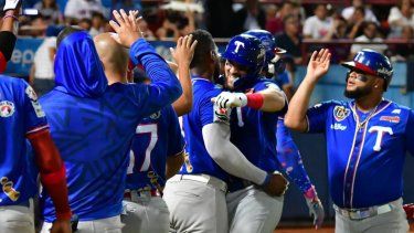 Jugadores de Tiburones de La Guaira celebran las carreras anotadas en un duelo de la Liga Venezolana de Beisbol Profesional&nbsp;