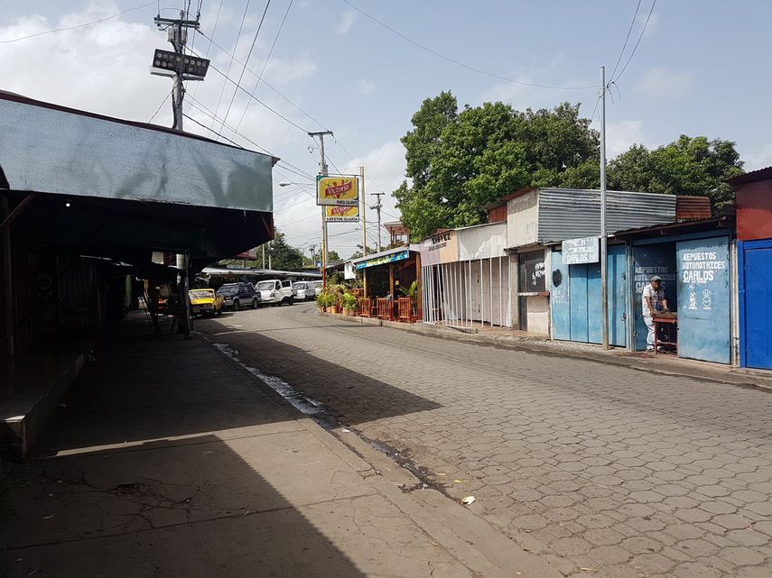 Comercios vacios y largas colas en las gasolineras se registran en Nicaragua.