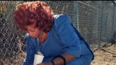 Celia Cruz inclinándose para recoger un puñado de tierra cubana en Guantánamo. Celia Cruz inclinándose para recoger un puñado de tierra cubana en Guantánamo.