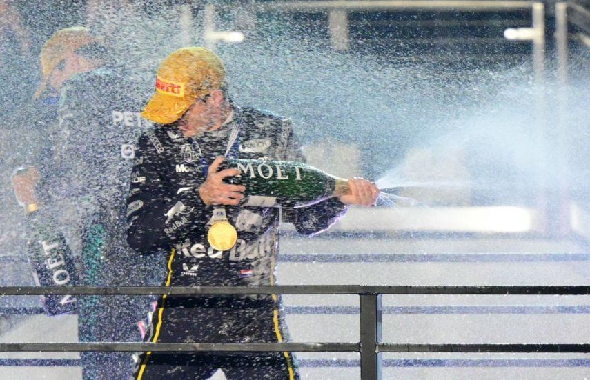 El holandés Max Verstappen, de Red Bull, celebra luego de ganar el Gran Premio de Las Vegas, el 22 de noviembre de 2025.