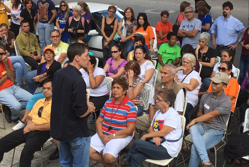 El concejal del Municipio Libertador, Emmanuel Giménez conversa con los ciudadanos participantes en los Comité de rescate de la Democracia.&nbsp;