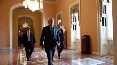 Mitch McConnell, líder de la mayoría en el Senado, camina hacia esa cámara en el Capitolio, el jueves 19 de marzo de 2020, en Washington. 