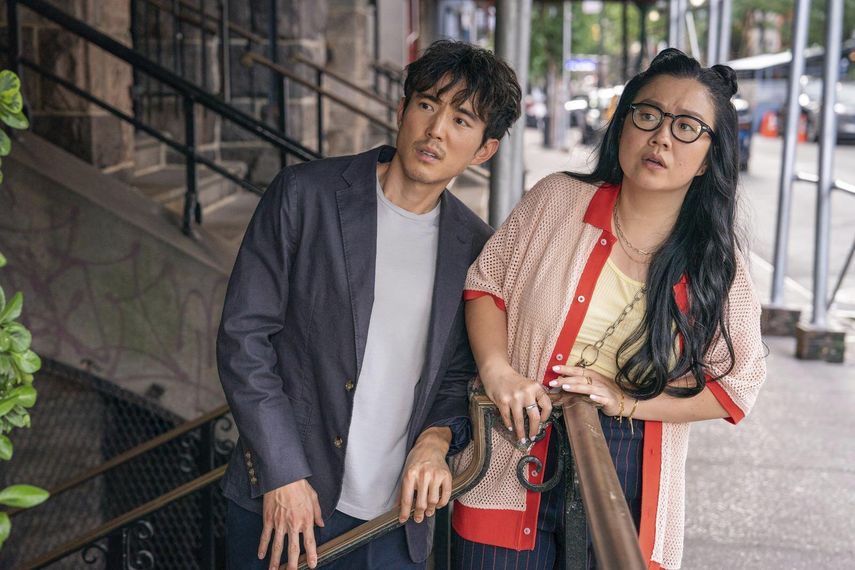 En esta imagen proporcionada por Sony Pictures Classics, Justin Min, izquierda, y Sherry Cola en una escena de Shortcomings, del director Randall Park.