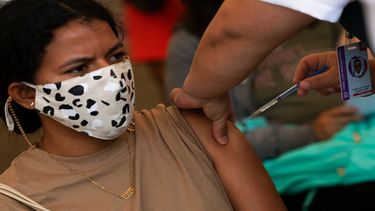Personal de salud aplica a una profesora una dosis de la vacuna de CanSino contra el COVID-19, en las instalaciones del Instituto Politécnico Nacional, en Ciudad de México.