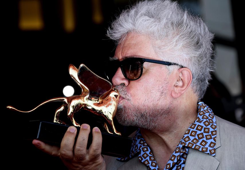 En esta imagen de archivo, tomada el 29 de agosto de 2019, el director  de cine español Pedro Almodóvar besa el León de Oro a su carrera en la  76ta edición del Festival de Cine de Venecia, Italia.&nbsp;