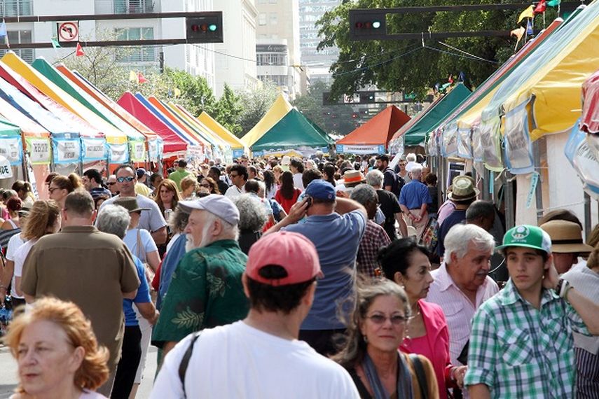 El año pasado, esta feria organizada por el MDC, congregó a más de 600 autores en sus programas multilingües. (EFE)