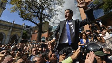 El l&iacute;der de la oposici&oacute;n Juan Guaid&oacute; discute con la Guardia Nacional para que le permita a &eacute;l y a todos los legisladores de la oposici&oacute;n ingresar a la Asamblea Nacional en Caracas, Venezuela, el martes 7 de enero de 2020 .&nbsp;