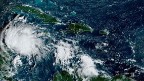 Imagen satelital tomada a las 8:40 a.m. hora de la Costa Este de Estados Unidos y proporcionada por la NOAA muestra la tormenta tropical Lisa en el mar Caribe, debajo de Cuba, el martes 1 de noviembre de 2022. 