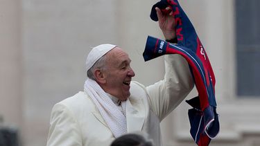 El papa Francisco agita una camiseta que le lanzaron desde la multitud al cabo de su audiencia general semanal en San Pedro, Vaticano. (AP Foto/Alessandra Tarantino)