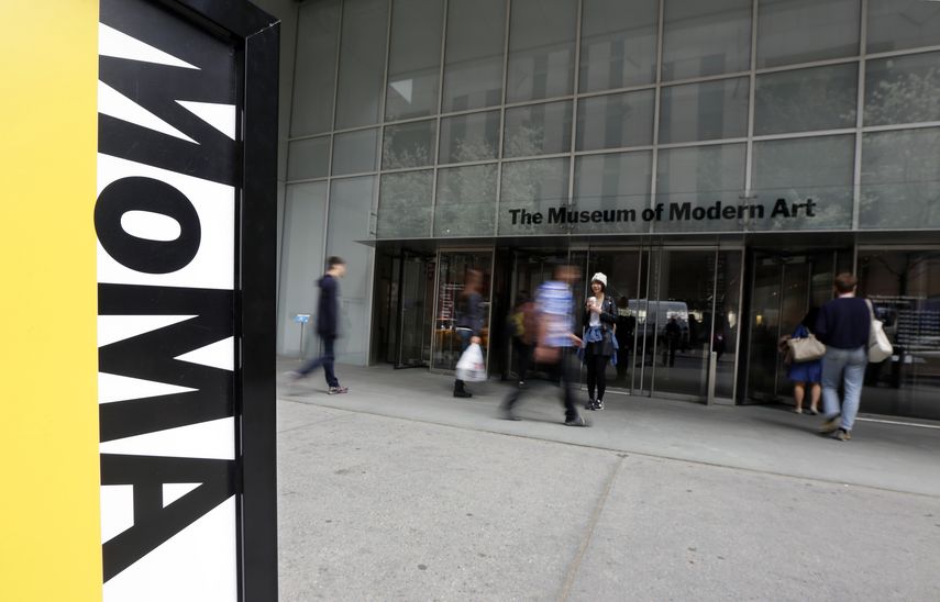 Personas caminan frente a la entrada del Museo de Arte Moderno en Nueva York (MoMA), el 22 de abril de 2014. Un artista que participó desnudo en una retrospectiva de la artista Marina Abramovic en el museo presentó una demanda.