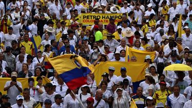 Miles de personas protestan este domingo en las principales ciudades de Colombia contra el gobierno de Gustavo Petro