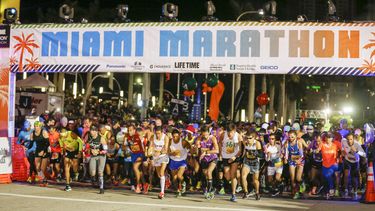 Miles de corredeores comienzan la carerra en una edición pasada del Maratón Miami.