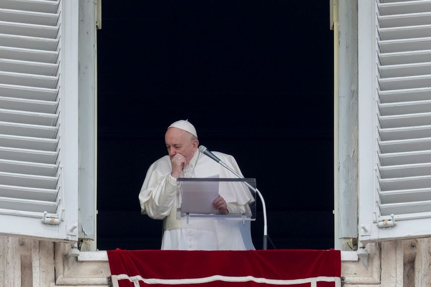 El papa Francisco tose durante la oraci&oacute;n del &Aacute;ngelus desde la ventana de su despacho frente a la Plaza de San Pedro, en el Vaticano, el domingo 1 de marzo de 2020.&nbsp;
