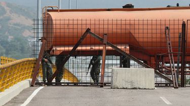 Miembros de la Guardia Nacional Bolivariana bloquean el paso en el puente Tienditas, en Cúcuta, Colombia.