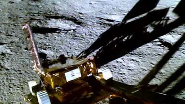 Esta captura de pantalla tomada y publicada por la Organización de Investigación Espacial de la India (ISRO) el 25 de agosto de 2023 muestra el rover Chandrayaan-3 mientras maniobraba desde el módulo de aterrizaje lunar hasta la superficie de la Luna.&nbsp; &nbsp;