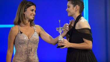 La actriz francesa Marion Cotillard recibe de manos de la española Penélope Cruz el premio Donostia por su trayectoria que otorga el Festival de Cine de San Sebastián.&nbsp;