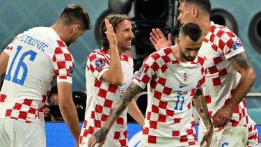 El mediocampista Luka Modric y el defensor Dejan Lovren se felicitan luego de que Croacia anotara uno de sus tres goles ante Canadá en el Mundial de Catar, el domingo 27 de noviembre de 2022.