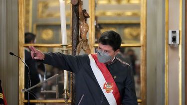 El presidente de Perú, Pedro Castillo, hace el signo de la victoria al final de la ceremonia de juramento de su nuevo gabinete en el palacio de gobierno en Lima, Perú, el martes 8 de febrero de 2022.&nbsp;