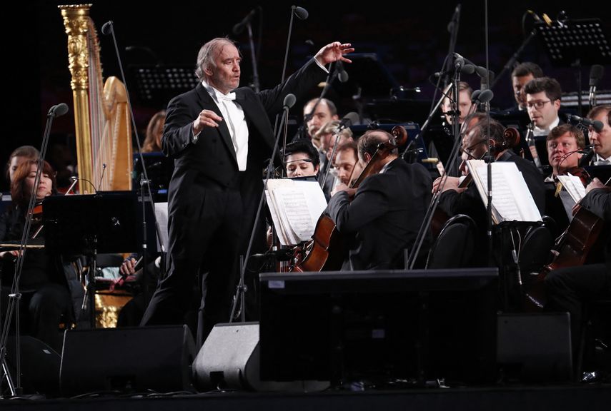 En esta foto de archivo tomada el 13 de junio de 2018, el director de orquesta ruso Valery Gergiev se presenta durante un concierto de gala dedicado al torneo de fútbol de la Copa Mundial Rusia 2018 en la Plaza Roja de Moscú.