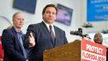 El gobernador de Florida, Ron DeSantis, habla con partidarios y reporteros después de la firma de un proyecto de ley el jueves 18 de noviembre de 2021, en Brandon, Florida. El gobernador de Florida, Ron DeSantis, habla con partidarios y reporteros después de la firma de un proyecto de ley el jueves 18 de noviembre de 2021, en Brandon, Florida.