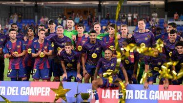Los jugadores del Barcelona posan tras ganar el 60º Trofeo Joan Gamper en un partido ante el Como 1907 en el Estadio Johan Cruyff de Barcelona, el 10 de agosto de 2025. 