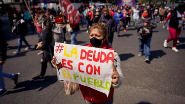Una mujer sostiene un letrero durante una protesta contra el Fondo Monetario Internacional en Buenos Aires, Argentina, el martes 6 de octubre de 2020.