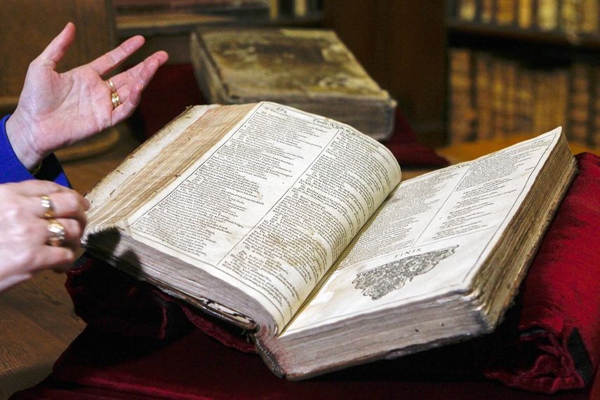 Una página del recientemente descubierto primer folio original de Shakespeare en una librería en Saint Omer, en el norte de Francia. (AP). 