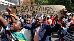 Manifestantes protestan en las inmediaciones del Parlamento en Harare (Zimbabue).