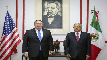 El presidente electo de México Andrés Manuel&nbsp;López&nbsp;Obrador posa junto al secretario de Estado de EEUU Mike Pompeo antes de una reunión en Ciudad de México.
