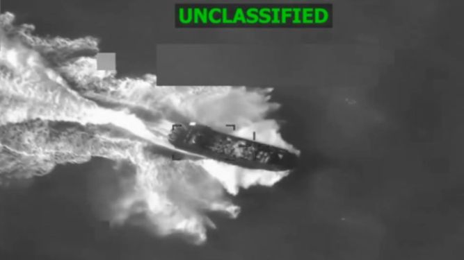Imágenes del ataque de Estados Unidos a una narcolancha en el Caribe el 10 de noviembre de 2025.