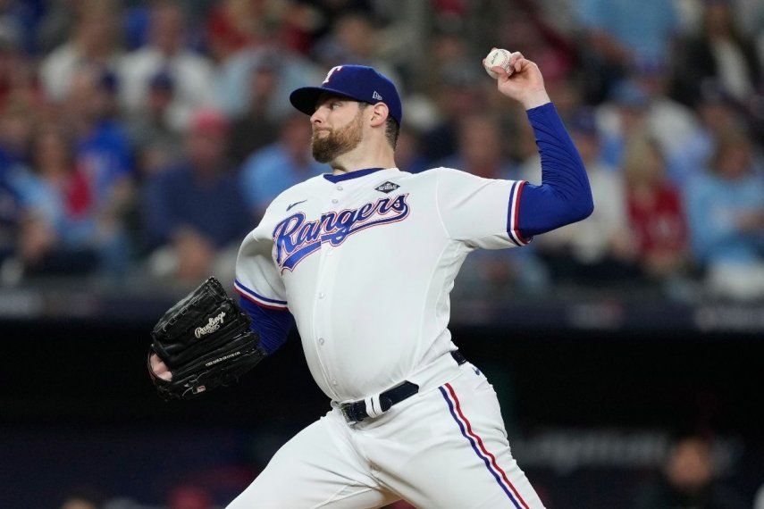 Jordan Montgomery, de los Rangers de Texas, lanza en el segundo juego de la Serie Mundial ante los Cascabeles de Arizona, el 28 de octubre de 2023
