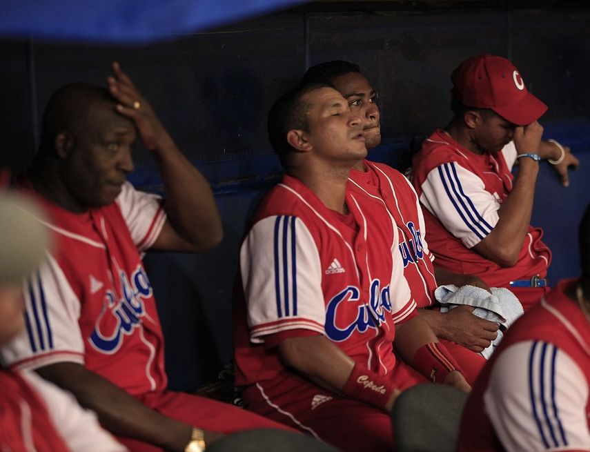 Las autoridades de la isla quieren tener a peloteros jugando en el Caribe y también quieren adecuar su calendario. (REUTERS)