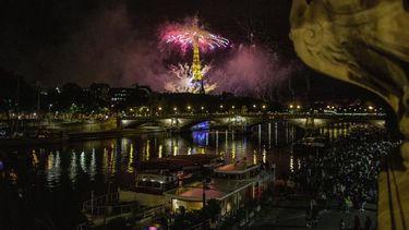 Fuegos artificiales iluminan la Torre Eiffel en Par&iacute;s durante las celebraciones del D&iacute;a de la Bastilla, el 14 de julio de 2020, en Par&iacute;s.