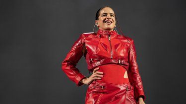 La cantante Rosalía actúa en un concierto de su gira Motomami en el Palau Sant Jordi, en Barcelona.