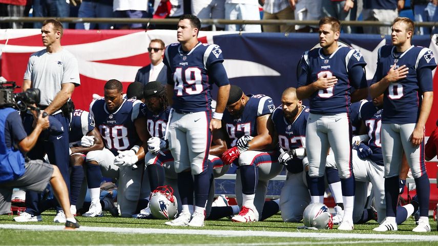 Jugadores de los Patriots de Nueva Inglaterra protestaron de rodilla y tomados de las manos.