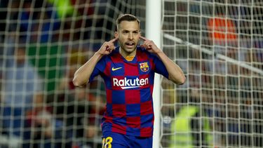 Jordi Alba, del Barcelona, festeja antes de un gol que al final fue anulado tras la revisi&oacute;n por medio del VAR en un duelo de La Liga ante la Real Sociedad, en el Camp Nou de Barcelona, Espa&ntilde;a, el s&aacute;bado 7 de marzo de 2020.