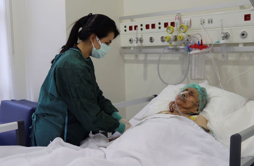 Una enfermera monitorea a Ayse Karatay en el Hospital Municipal de Eskisehir, Turquía, el sábado 4 de septiembre de 2021. Karatay, una mujer turca de 116 años ha sobrevivido al COVID-19, dijo su hijo el sábado, lo que la convierte en una de las personas de más edad que vence la enfermedad.&nbsp;