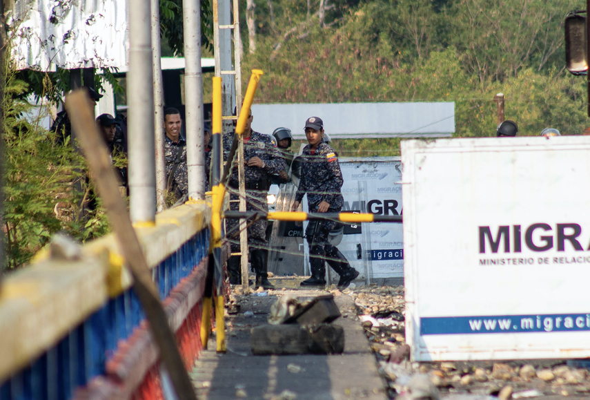 Funcionarios de la Policía Nacional Bolivariana en uno de los puentes fronterizos entre Colombia y Venezuela.&nbsp;