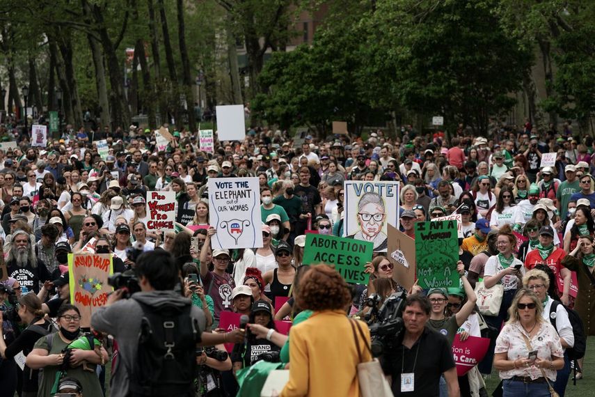 Manifestantes se congregan en Cadman Plaza, en Brooklyn, Nueva York, en una protesta en favor de los derechos al aborto, el 14 de mayo del 2022.&nbsp;