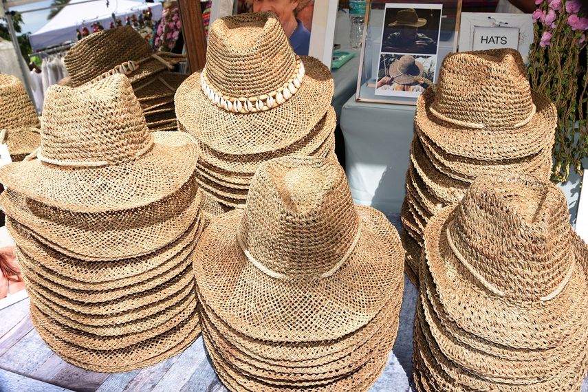 Sombreros a la venta en uno de los quioscos en Carnaval on the Mile. 