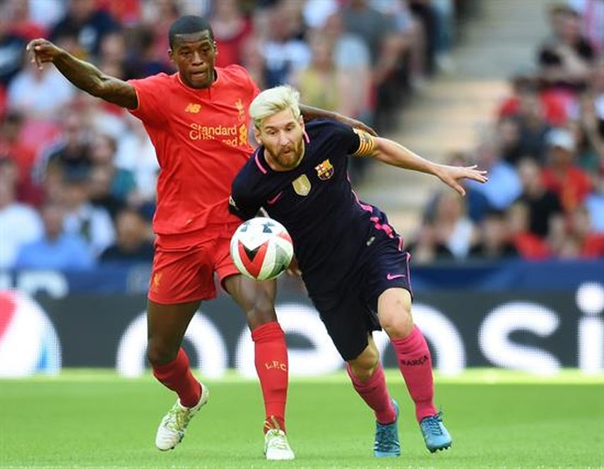 Messi (derecha) disputa el balón con el jugador del Liverpool Georginio Wijnaldum. (EFE)